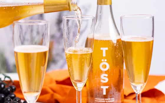 Töst